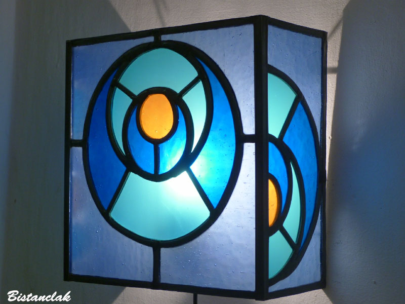 applique d'ambiance vitrail bleu et orange design géométrique cercle dans le cercle 