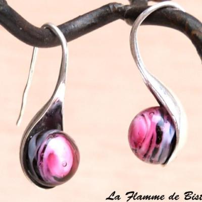 Boucles d oreilles perles de verre file rose et noir modele cuillere 1
