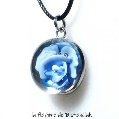 Collier pendentif médaillon fleur bleu en verre filé