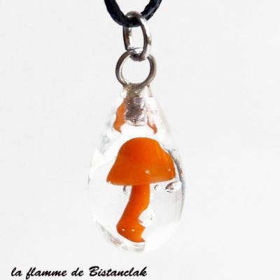 Collier pendentif goutte contenant un champignon orange en verre filé