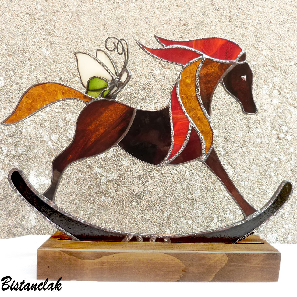 décoration cheval à bascule et papillon en vitrail