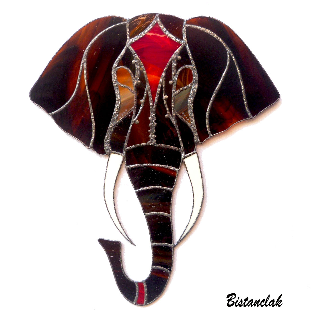 décoration murale tête d'éléphant brun méché et rouge en vitrail
