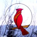 Suspension en vitrail cardinal rouge