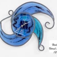 horloge courbe bleu et turquoise en vitrail traditionnel