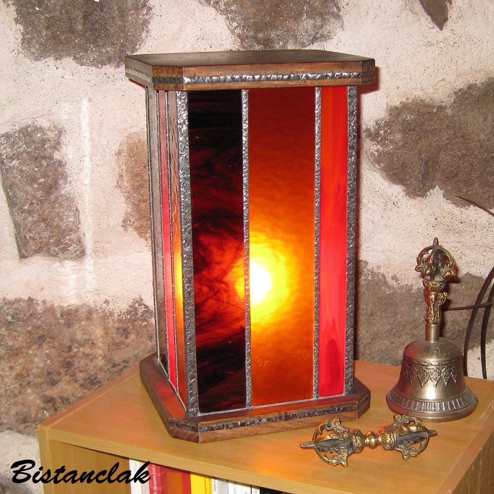 lampe vitrail rectangulaire brun chamarré, rouge et ambre