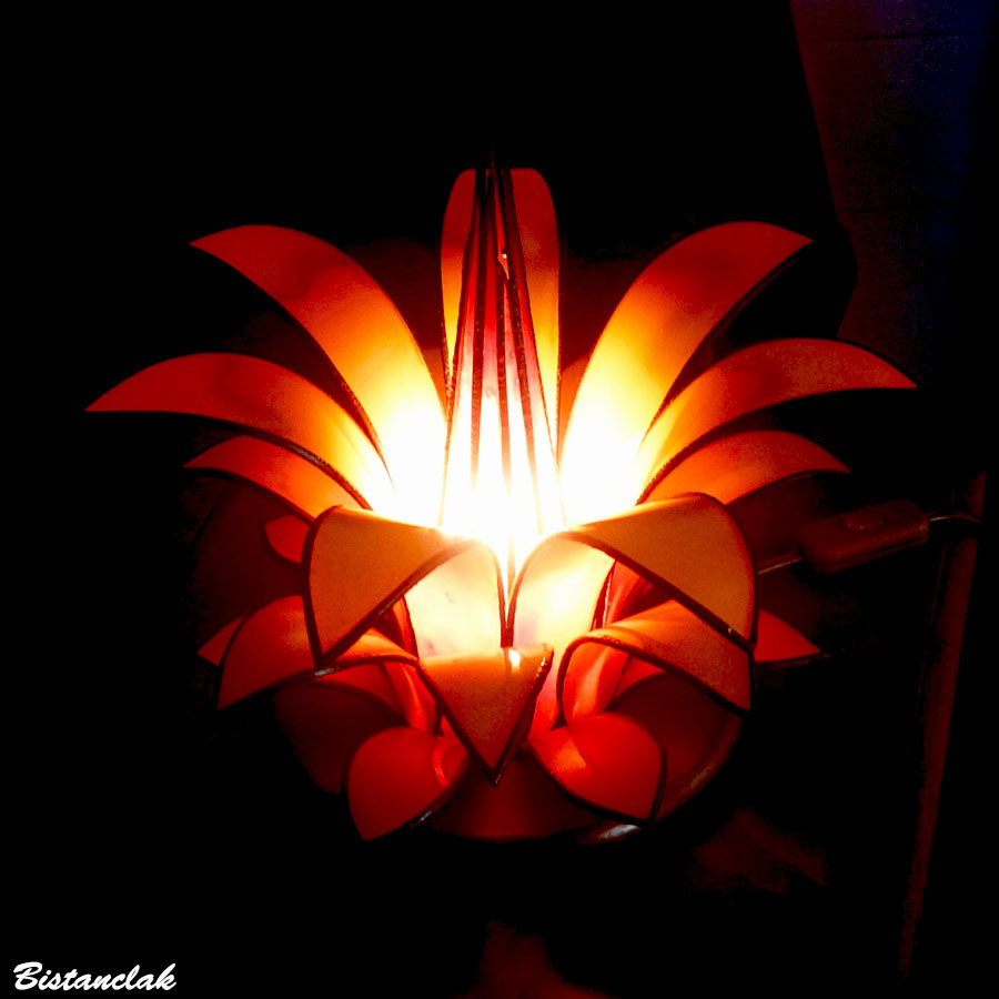 Lampe artisanale vitrail tiffany forme fleur jaune orangé