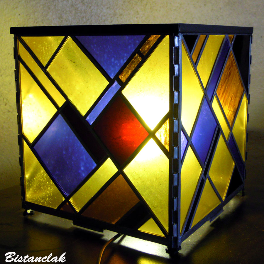 lampe vitrail cube design géométrique jaune, violet et rouge