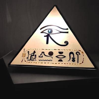 lampe forme pyramide motif égyptien
