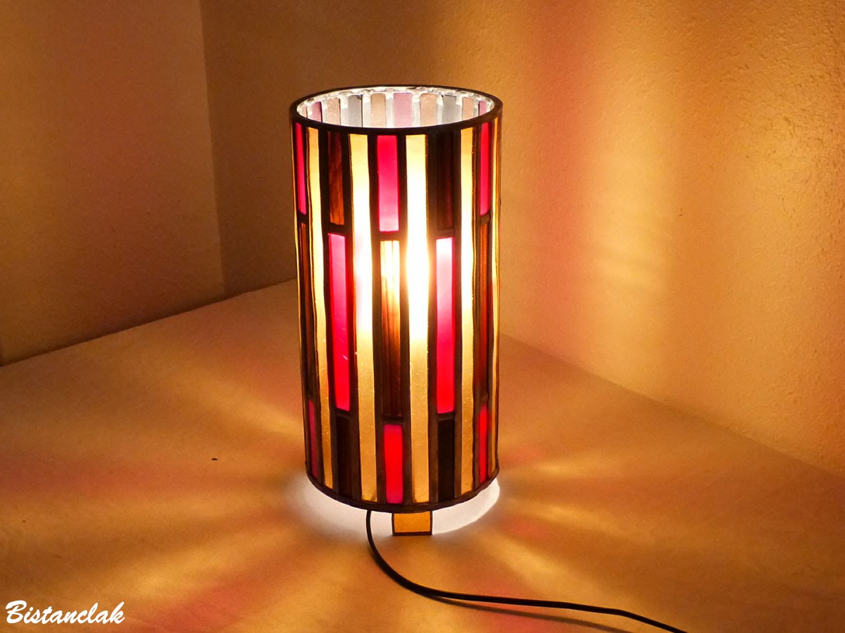 lampe vitrail en forme de cylindre rouge ambre et brun 