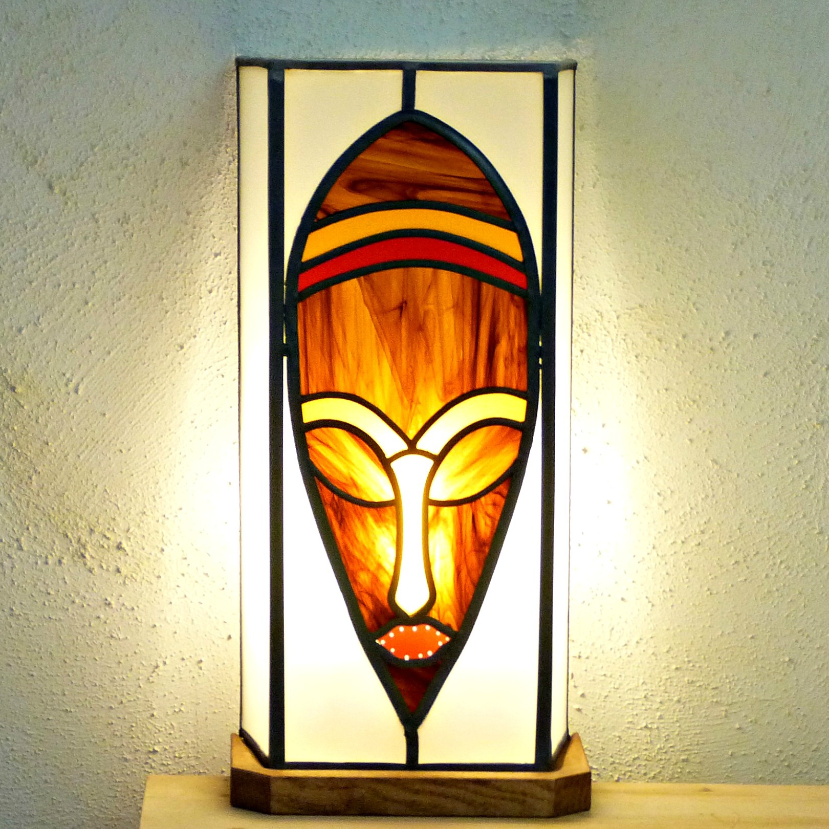 lampe vitrail masque africain brun chamarré, rouge et jaune