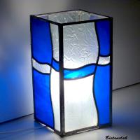 lampe vitrail rectangulaire design vague, verre bleu et incolore aspect froissé 