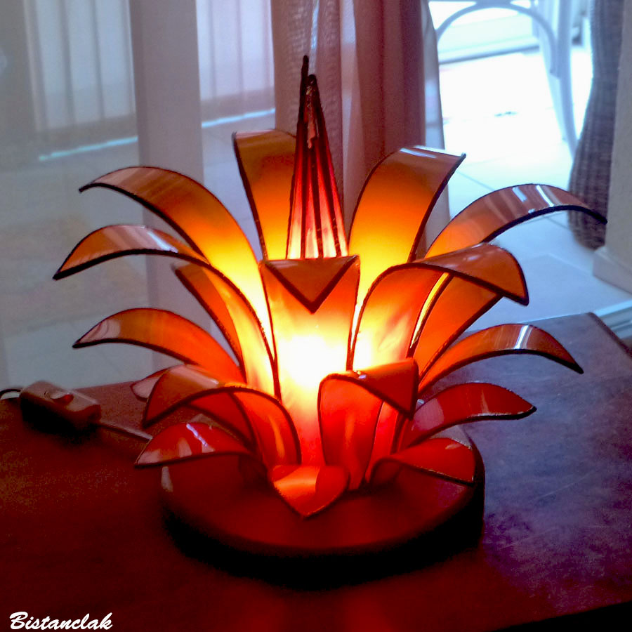 Luminaire artisanal en forme de fleur réalisé sur mesure