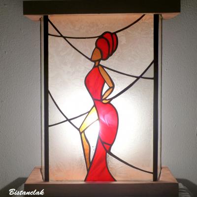Luminaire vitrail artisanal danseuse africaine en robe rouge