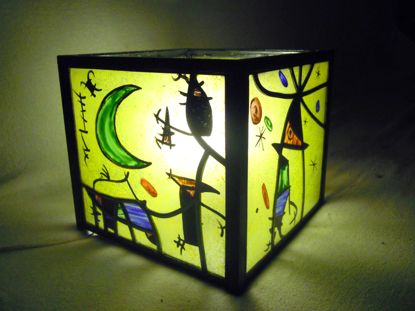 lampe vitrail cube multicolore au graphisme inspiré de Miro