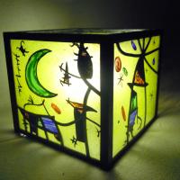 lampe vitrail cube multicolore au graphisme inspiré de Miro