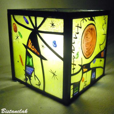 lampe vitrail cube jaune et multicolore motif inspiré de joan miro