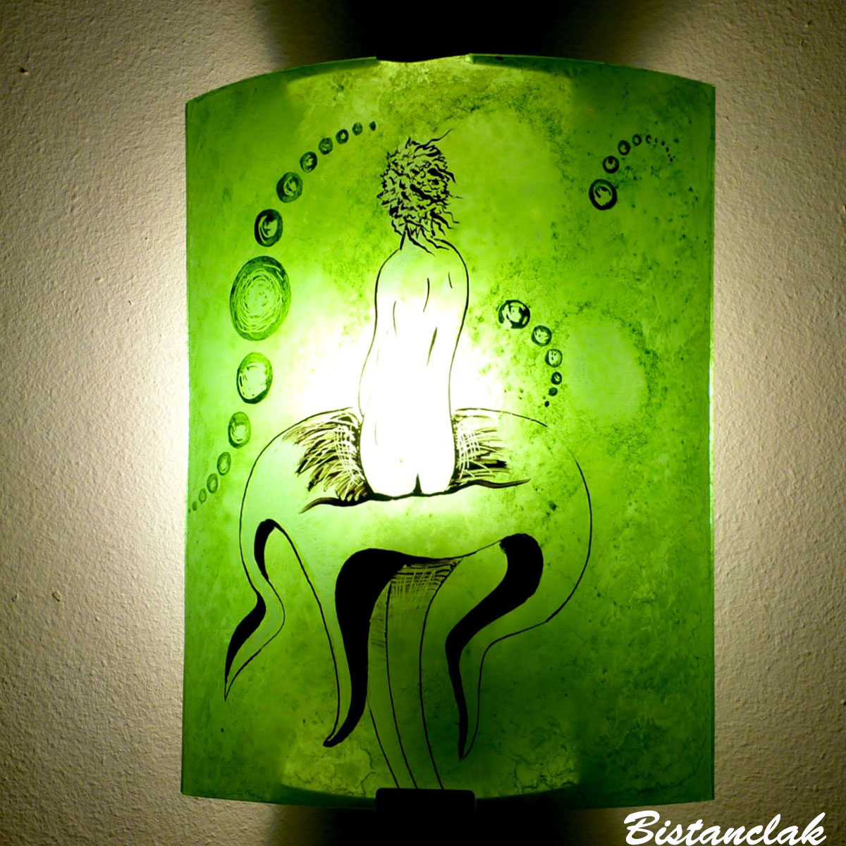 applique murale verte décorée d'une femme