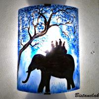 Applique murale en verre coloré bleu ballade à dos d'éléphant
