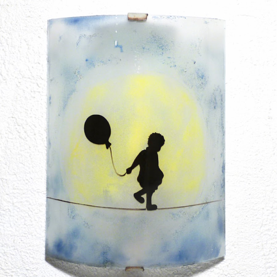 lampe applique bleu tendance street art motif la petite fille au ballon  vendue en ligne