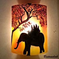 Applique murale artisanale jaune et rouge motif ballade a dos d elephant vendue en ligne