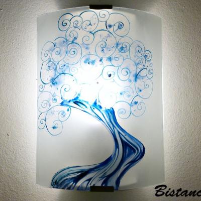 Luminaire mural blanc au motif de l'arbre à spirale bleu