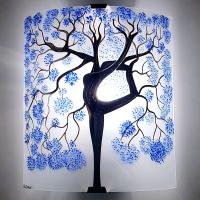 Applique decorative blanche arbre danseuse au feuillage bleu cobalt