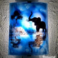 Applique murale artisanale bleu motif éléphant au bord de l'eau