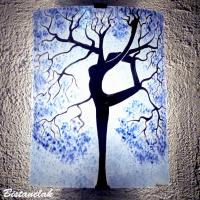Applique en verre colore motif arbre danseuse bleu clair