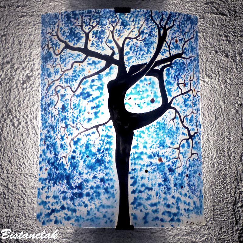 Applique en verre motif arbre danseuse bleu fonce et touche de orange vendue en ligne