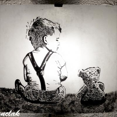 Applique murale au dessin réaliste d'un enfant et son ours en peluche