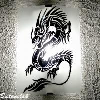 Lampe applique blanche au dessin d un dragon noir