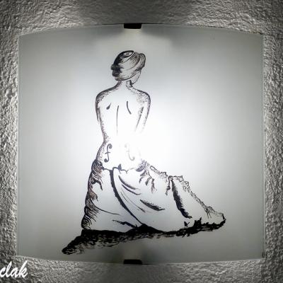 Applique luminaire blanc épuré au dessin de la femme-violon vendue enligne sur notre site