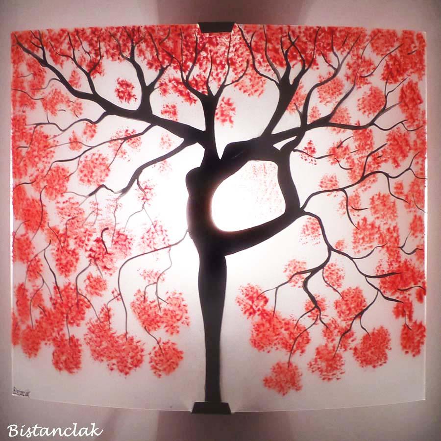 Applique murale artisanale motif arbre-danseuse au feuillage rouge