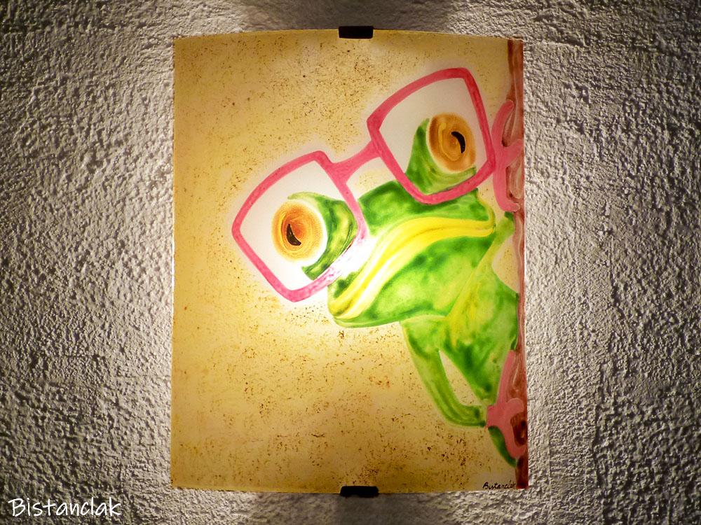 Applique murale artisanale motif grenouille a lunette