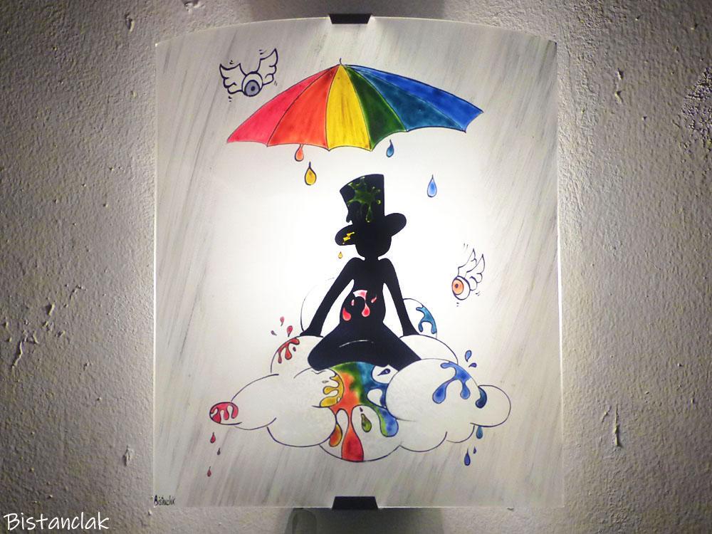 Applique murale artisanale personnage fantaisie sous une pluie arc en ciel 1