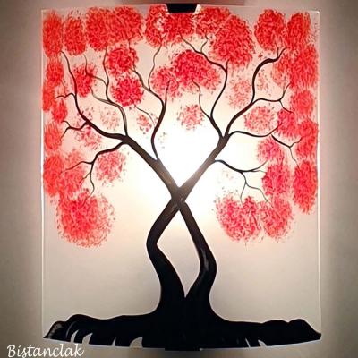 Applique murale blanche decorée d'un arbre au feuillage rouge