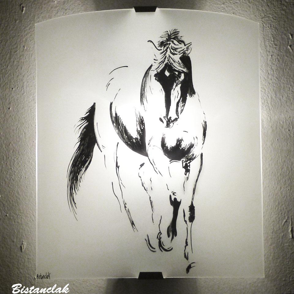 Applique murale blanche et noire décorée d'un cheval