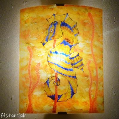 Applique murale coloree hippocampe bariole de jaune orange et bleu