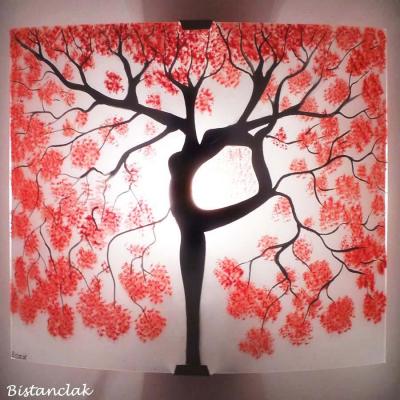 Applique murale décorative rouge et blanche arbre-danseuse