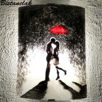 applique en verreau  motif romantique d'un couple enlacé sous un parapluie
