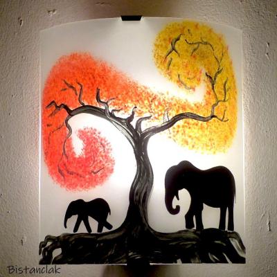 Applique blanche à motif éléphant sous un arbre coloré