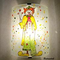 applique en verre blanche décorée d'un clown multicolore