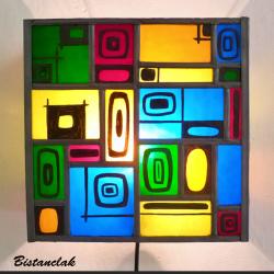 Applique vitrail contemporaine multicolores et carrés noirs