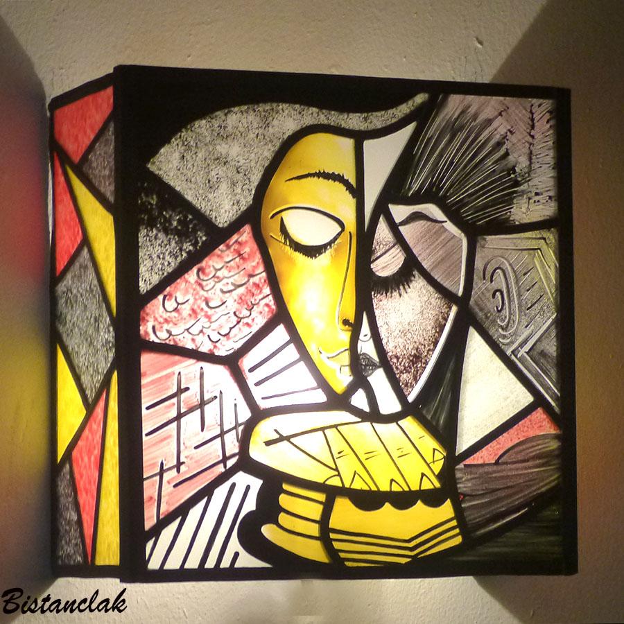 Applique vitrail artisanale coloree motif abstrait cubiste d une femme