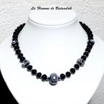 Bijou collier noir et blanc de perles de verre à motif