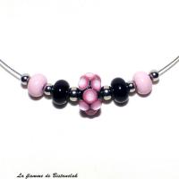 Bijoux avec perles en verre rose et noir fait main