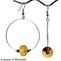 Boucles d oreilles creoles et perle de verre ambre