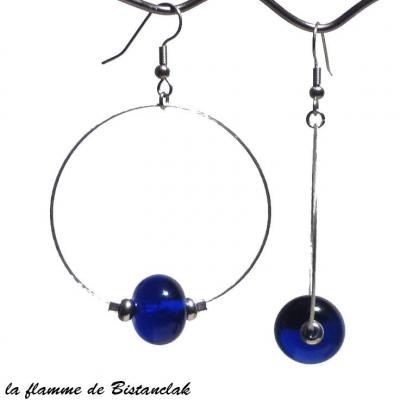 Boucles d oreilles creoles et perles de verre bleu roi transparentes creation bijou par bistanclak