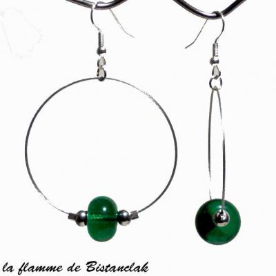 Boucles d oreilles creoles et perles de verre vert emeraude par bistanclak