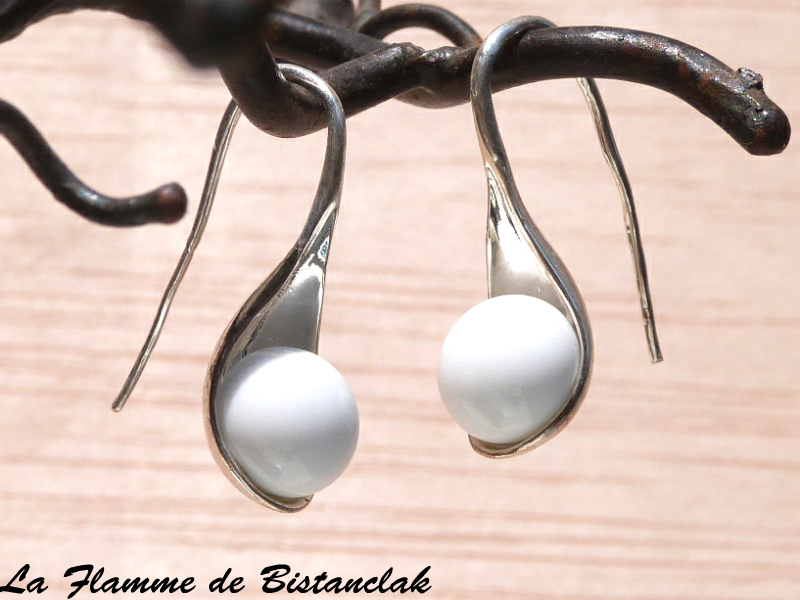 Boucles d oreilles avec perles de verre blanches